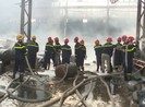 Video: Kho chứa hàng bốc cháy dữ dội tại Nghệ An