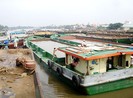 Tuyến sông Sài Gòn tê liệt bởi hàng trăm xà lan mắc kẹt