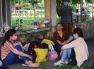 Phụ huynh lỉnh kỉnh cùng con lên TP.HCM thi đánh giá năng lực