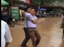 Gây tai nạn, tài xế chửi bới, đánh cả CSGT