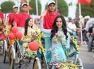 Á hậu Thúy An dịu dàng với áo dài trong đoàn diễu hành xích lô