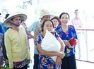 Việt Hương trao quà cho người lang thang vào nửa đêm