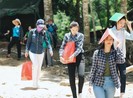 Hoa hậu, á hậu vượt đường sạt lở đến thăm người dân vùng lũ