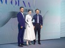 Hóa quý cô cổ điển đẹp kiêu sa, Sam nổi bật giữa đám đông