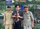 Đan Trường tặng lại 2 chú rái cá cho Thảo Cầm Viên