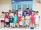 Nguyễn Hồng Sơn cùng học trò đội mưa trao bánh trung thu