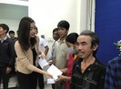 Dàn hậu mộc mạc, trao hơn 200 triệu cho đồng bào miền Trung