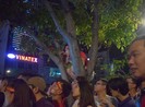 Leo cây, leo cột... xem bóng đá ở phố đi bộ Nguyễn Huệ
