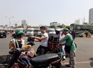 Người dân tay xách nách mang rời TP.HCM về quê ăn Tết