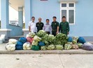 Người dân Tây Ninh gửi quà cho bộ đội biên phòng mùa COVID-19