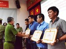 3 người dân bắt kẻ cướp có dao, súng điện ở chợ Bình Điền
