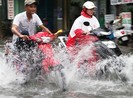 Mưa lớn, TP.HCM lại ngập nhiều nơi
