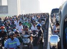 Tông xe khách trên cầu Sài Gòn, cửa ngõ phía đông kẹt