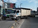 Xe tải mất thắng ở Bình Tân làm người dân hoảng vía