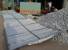 Tôn ở lô cốt đè người đi đường do xe ben đổ đá bất cẩn