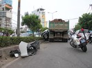 Xe ben húc văng ô tô 4 chỗ trên đường Cộng Hòa