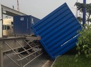 Đang chạy, container rơi thùng xuống xa lộ Hà Nội