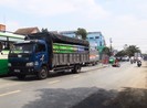Ô tô tải cuốn người đàn ông đi xe máy, kéo lê trên quốc lộ 50