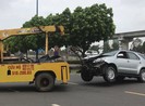 Tông nhiều xe máy dừng đèn đỏ, tài xế cố thủ trong ô tô