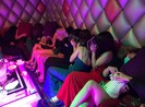 Tiếp viên 'karaoke ôm' vứt dép bỏ chạy vào phòng bí mật trốn