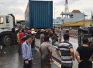 Xe container va chạm xe tải ở dốc cầu vượt Gò Mây