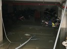 Bình Thạnh: Xe máy, ô tô ngập chìm trong hầm để xe