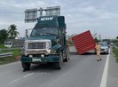 Thùng container rơi trúng ô tô trên đường dẫn cao tốc