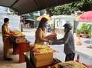 Nhận quà của CSGT cụ ông xúc động: 'Bà ơi có đồ hộp nè'