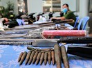 Người dân quận Bình Thạnh nộp súng đạn, mã tấu lấy quà