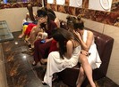 Cảnh sát 'đột kích' karaoke, đưa hàng trăm dân chơi về phường