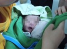Bé trai còn nguyên dây rốn bị bỏ rơi ở ghế đá