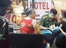 Thanh niên tự dùng hung khí đâm vào bụng ở quận 4