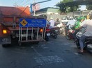 Xe máy lao thẳng vào đuôi xe gom đất cát, 1 người chết