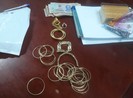 Nữ công nhân nhặt được túi vàng khi thu gom rác
