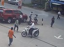 2 tên cướp bị dân truy đuổi, cướp xe máy tẩu thoát