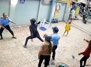 Truy bắt thanh niên vung dao chém bảo vệ trọng thương