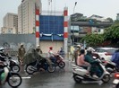 Nữ tài xế tông ô tô vào dải phân cách trên đường Nguyễn Văn Cừ