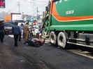 Cô gái bị xe chở rác cán qua chân ở Bình Chánh