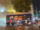 Xe buýt bốc cháy, tài xế nhanh tay mở cửa cứu hành khách