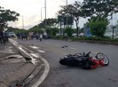 Xe máy va vào ba gác đẩy, 2 người trọng thương