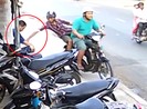 Công an tìm bị hại trong vụ cướp giật điện thoại ở Hóc Môn