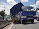 Xe tải đang chạy thì rớt bánh, lật nghiêng trên quốc lộ