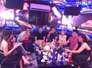 Để con nhỏ ngủ gục bên ngoài, bố mẹ phê ma túy trong phòng VIP