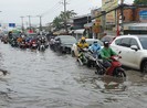 Bình Chánh: Triều cường dâng cao, dân bì bõm vượt ngập