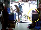Người đàn ông xúi bé trai ăn trộm điện thoại ở quận 6