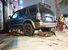 Ô tô tông liên hoàn, cuốn hai xe máy vào gầm ở Gò Vấp