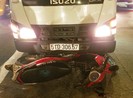 Ô tô tải cuốn xe máy vào gầm, một người tử vong ở Bình Tân