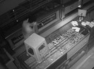Quận 12: Trộm đục mái tôn, hốt sạch 1,2 tỉ nữ trang, tiền