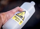 Đi chơi với bạn gái, thanh niên bị tạt acid