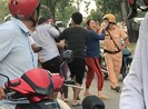Bắt 2 người say đánh CSGT ở Bình Chánh